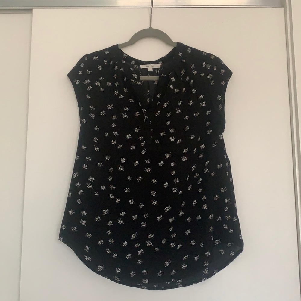 Fun2fun size M floral top with cap sleeves